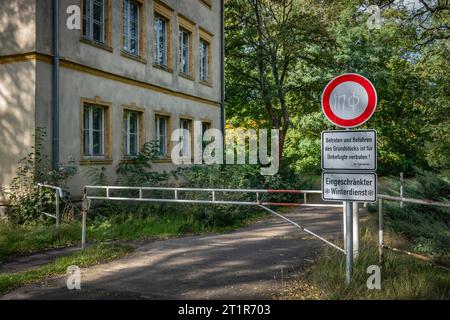 Wandlitz OT Lanke im Bundesland Brandenburg Gebäudekomplex am Bogensee im Barnim ehemalige NS-Reichspropagandaschule, zu DDR Zeiten FDJ-Hochschule Wilhelm Pieck. - 15.10.2023 Brandenburg *** Wandlitz OT Lanke in der brandenburgischen Bauanlage am Bogensee in der Barnim ehemaligen NS-Reichspropagandaschule, zu DDR-Zeiten FDJ Hochschule Wilhelm Pieck 15 10 2023 Brandenburg Stockfoto