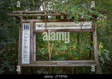 Wandlitz OT Lanke im Bundesland Brandenburg Gebäudekomplex am Bogensee im Barnim ehemalige NS-Reichspropagandaschule, zu DDR Zeiten FDJ-Hochschule Wilhelm Pieck. - 15.10.2023 Brandenburg *** Wandlitz OT Lanke in der brandenburgischen Bauanlage am Bogensee in der Barnim ehemaligen NS-Reichspropagandaschule, zu DDR-Zeiten FDJ Hochschule Wilhelm Pieck 15 10 2023 Brandenburg Stockfoto