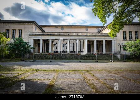 Wandlitz OT Lanke im Bundesland Brandenburg Gebäudekomplex am Bogensee im Barnim ehemalige NS-Reichspropagandaschule, zu DDR Zeiten FDJ-Hochschule Wilhelm Pieck. - 15.10.2023 Brandenburg *** Wandlitz OT Lanke in der brandenburgischen Bauanlage am Bogensee in der Barnim ehemaligen NS-Reichspropagandaschule, zu DDR-Zeiten FDJ Hochschule Wilhelm Pieck 15 10 2023 Brandenburg Stockfoto