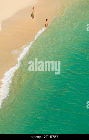 Badegäste am Wasser, Porthcurno, Cornwall, Großbritannien - John Gollop Stockfoto