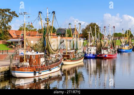 GREETSIEL, DEUTSCHLAND - 30. SEPTEMBER 2023: Garnelenboote im Hafen Stockfoto