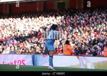 Emirates Stadium, London, Großbritannien. Oktober 2023. Maz Pacheco von Aston Villa feiert ihr Gegentor in der 25. Minute für 0:1. Beschreibung: Action Plus Sports/Alamy Live News Stockfoto