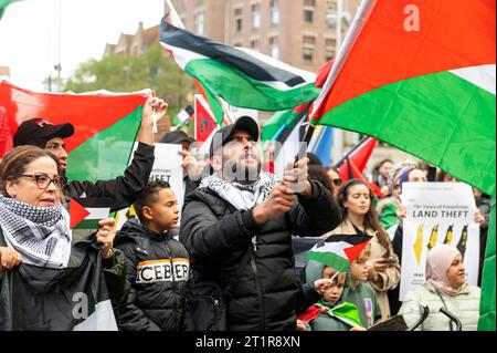 Amsterdam, Niederlande. Oktober 2023. Tausende oder pro-palästinensische Demonstranten versammeln sich am Damm im Zentrum von Amsterdam, um Palästina nach den Angriffen der Hamas auf Israel und der darauf folgenden Vergeltung der Israelis an Gaza zu unterstützen. Quelle: Imago/Alamy Live News Stockfoto