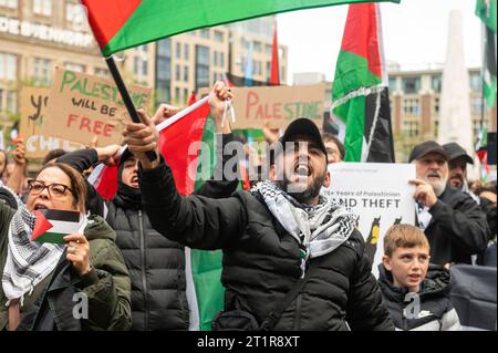 Amsterdam, Niederlande. Oktober 2023. Tausende oder pro-palästinensische Demonstranten versammeln sich am Damm im Zentrum von Amsterdam, um Palästina nach den Angriffen der Hamas auf Israel und der darauf folgenden Vergeltung der Israelis an Gaza zu unterstützen. Quelle: Imago/Alamy Live News Stockfoto