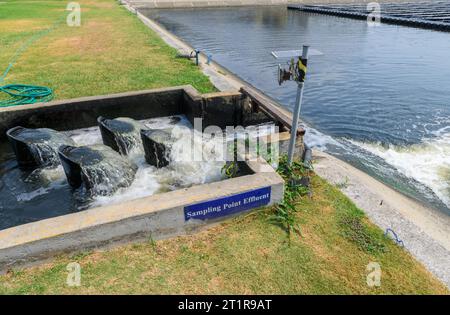 Probenahmestelle Abwasser in Anlage, Abwasseraufbereitungssystem in Industrieanlagen. Umweltwissenschaft und Wiederverwendung von Abwasser Stockfoto