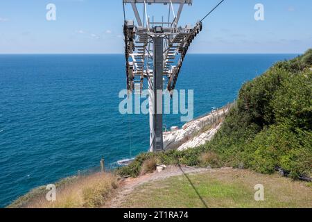 Seilbahnen den Berg hinauf. Blaues Meer und Himmel im Hintergrund. Rosh Hanikra Nord-Israel Stockfoto