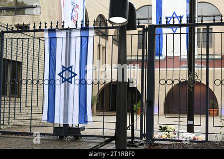 Washington, DC, USA. Oktober 2023. 10/14/23 die israelische Botschaft Washington DC.Trauer hinterlassen Blumen und Kerzen vor der israelischen Botschaft in Washington DC nach dem Massaker der Hamas in Israel in den letzten Wochen. (Kreditbild: © Christy Bowe/ZUMA Press Wire) NUR REDAKTIONELLE VERWENDUNG! Nicht für kommerzielle ZWECKE! Stockfoto