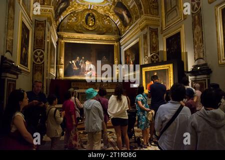 Valletta, Malta - 17. Juni 2023: Touristen in der Sakristei in der Ko-Kathedrale von Valletta in Malta, wo die beiden Gemälde von Caravaggio exhi sind Stockfoto