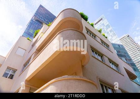 Typisches Bauhaus-inspiriertes Architekturdetail aus Tel Aviv, auch bekannt als die Weiße Stadt. Tel Aviv beherbergt häufig Beispiele des modernistisch-Bauhaus-Archits Stockfoto