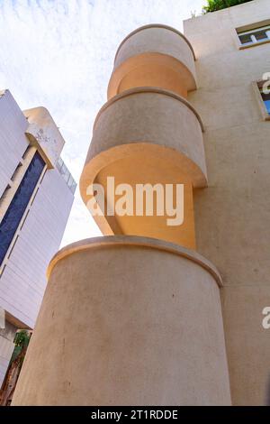 Typisches Bauhaus-inspiriertes Architekturdetail aus Tel Aviv, auch bekannt als die Weiße Stadt. Tel Aviv beherbergt häufig Beispiele des modernistisch-Bauhaus-Archits Stockfoto