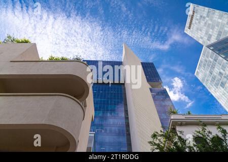 Typisches Bauhaus-inspiriertes Architekturdetail aus Tel Aviv, auch bekannt als die Weiße Stadt. Tel Aviv beherbergt häufig Beispiele des modernistisch-Bauhaus-Archits Stockfoto