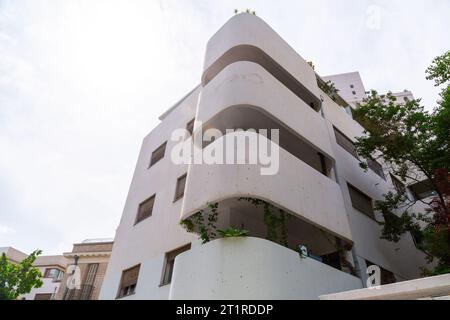Typisches Bauhaus-inspiriertes Architekturdetail aus Tel Aviv, auch bekannt als die Weiße Stadt. Tel Aviv beherbergt häufig Beispiele des modernistisch-Bauhaus-Archits Stockfoto
