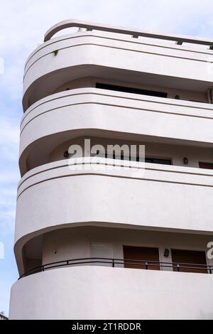 Typisches Bauhaus-inspiriertes Architekturdetail aus Tel Aviv, auch bekannt als die Weiße Stadt. Tel Aviv beherbergt häufig Beispiele des modernistisch-Bauhaus-Archits Stockfoto