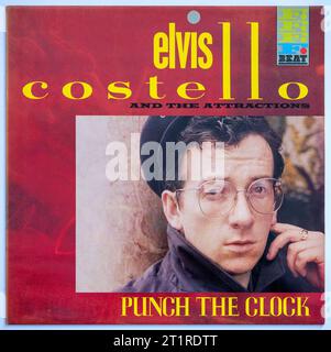 LP-Cover von Punch the Clock, dem siebten Studioalbum, das Elvis Costello zusammen mit The Attractions aufnahm, das 1983 veröffentlicht wurde Stockfoto