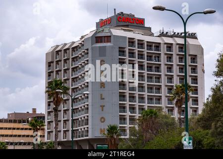 Tel Aviv, Israel - Oktober 2023 - modernistische, brutalistische Gebäude des Carlton Hotels am Strand von Tel Aviv, Israel. Stockfoto