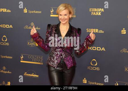 Andrea Kathrin Loewig Verleihung Goldene Henne 2023 Schauspielerin Andrea Kathrin Loewig auf dem roten Teppich. Verleihung der Goldenen Henne 2023 am 13.10.2023 im Studio 3 der Media City des MDR. Leipzig, Sachsen, Deutschland. *** Andrea Kathrin Loewig Golden Hen 2023 Awards Schauspielerin Andrea Kathrin Loewig auf dem roten Teppich Golden Hen 2023 Awards am 13 10 2023 in Studio 3 der Medienstadt Leipzig, Sachsen. Quelle: Imago/Alamy Live News Stockfoto