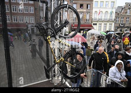 Der pensionierte Radfahrer Greg Van Avermaet hängt sein Fahrrad symbolisch an einem Haken (hangt zijn fiets aan de haak), während eines Abschiedsveranstaltung „Goodbye Greg“ für den Radfahrer Van Avermaet in Dendermonde. Van Avermaet verabschiedet sich vom Radsportfeld. Nach siebzehn Profisaisons mit 42 Siegen, darunter Paris-Roubaix und das Olympische Straßenrennen 2016 in Rio, hängt er offiziell sein Fahrrad auf. Um sich angemessen zu verabschieden, organisiert er in seiner Heimatstadt Dendermonde ein Fahrrad- und Fußballfestival. Am Vormittag gibt es eine Fanfahrt und am Nachmittag gibt es eine Fan Zone und kostenlose fes Stockfoto