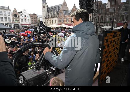 Der pensionierte Radfahrer Greg Van Avermaet hängt sein Fahrrad symbolisch an einem Haken (hangt zijn fiets aan de haak), während eines Abschiedsveranstaltung „Goodbye Greg“ für den Radfahrer Van Avermaet in Dendermonde. Van Avermaet verabschiedet sich vom Radsportfeld. Nach siebzehn Profisaisons mit 42 Siegen, darunter Paris-Roubaix und das Olympische Straßenrennen 2016 in Rio, hängt er offiziell sein Fahrrad auf. Um sich angemessen zu verabschieden, organisiert er in seiner Heimatstadt Dendermonde ein Fahrrad- und Fußballfestival. Am Vormittag gibt es eine Fanfahrt und am Nachmittag gibt es eine Fan Zone und kostenlose fes Stockfoto