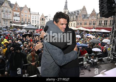 Der pensionierte Radfahrer Greg Van Avermaet hängt sein Fahrrad symbolisch an einem Haken (hangt zijn fiets aan de haak), während eines Abschiedsveranstaltung „Goodbye Greg“ für den Radfahrer Van Avermaet in Dendermonde. Van Avermaet verabschiedet sich vom Radsportfeld. Nach siebzehn Profisaisons mit 42 Siegen, darunter Paris-Roubaix und das Olympische Straßenrennen 2016 in Rio, hängt er offiziell sein Fahrrad auf. Um sich angemessen zu verabschieden, organisiert er in seiner Heimatstadt Dendermonde ein Fahrrad- und Fußballfestival. Am Vormittag gibt es eine Fanfahrt und am Nachmittag gibt es eine Fan Zone und kostenlose fes Stockfoto