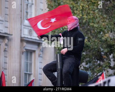 Demonstrant mit türkischer Flagge, Flagge der Türkei beim Pro-palästinensermarsch in London, Großbritannien, bei der Demonstration der palästinensischen Solidaritätskampagne, wurde marsch organisiert, um gegen das israelische Palästinenserkonfikt über den Gazastreifen zu protestieren Stockfoto