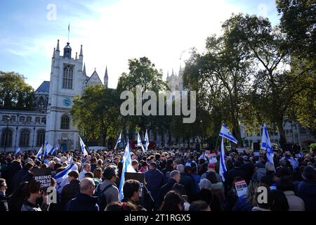 Menschen bei einer Mahnwache am Parliament Square in London wegen Opfern und Geiseln der Hamas-Angriffe. Bilddatum: Sonntag, 15. Oktober 2023. Stockfoto