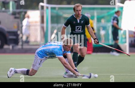 Waterloo, Belgien. Oktober 2023. Luke Madeley von Gantoise kämpft um den Ball während eines Hockeyspiels zwischen Waterloo Ducks und Gantoise am Sonntag, den 15. Oktober 2023, in Waterloo, am siebten Tag der Saison 2023–2024. BELGA PHOTO VIRGINIE LEFOUR Credit: Belga News Agency/Alamy Live News Stockfoto