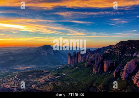 Mallos de Riglos Felsen bei Sonnenuntergang, Provinz Huesca, Aragon, Spanien. Stockfoto