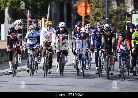 Der pensionierte Radfahrer Greg Van Avermaet fährt mit Fans bei einem Abschiedsevent „Goodbye Greg“ für den Radfahrer Van Avermaet in Dendermonde. Van Avermaet verabschiedet sich vom Radsportfeld. Nach siebzehn Profisaisons mit 42 Siegen, darunter Paris-Roubaix und das Olympische Straßenrennen 2016 in Rio, hängt er offiziell sein Fahrrad auf. Um sich angemessen zu verabschieden, organisiert er in seiner Heimatstadt Dendermonde ein Fahrrad- und Fußballfestival. Am Vormittag gibt es eine Fanfahrt und am Nachmittag gibt es eine Fanzone und ein kostenloses Festival. BELGA FOTO TOM GOYVAERTS Stockfoto