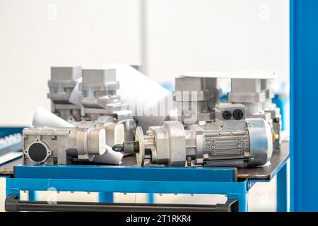 Elektromotorteile auf Metalltisch in der Werkstatt Stockfoto