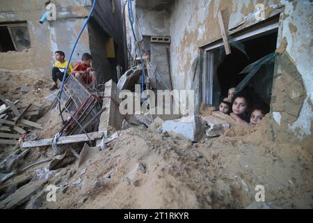 Gaza. Oktober 2023. Kinder werden in Gebäuden gesehen, die bei israelischen Luftangriffen im südlichen Gazastreifen in Rafah am 15. Oktober 2023 beschädigt wurden. Die Zahl der palästinensischen Opfer in Gaza erreichte am Sonntag 2.329 Tote und 9.042 Verletzte, sagte das palästinensische Gesundheitsministerium am neunten Tag des israelisch-Hamas-Konflikts. Quelle: Khaled Omar/Xinhua/Alamy Live News Stockfoto