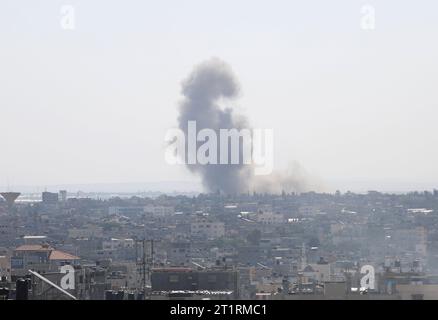 Gaza. Oktober 2023. Dieses Foto, das am 15. Oktober 2023 aufgenommen wurde, zeigt einen Rauchanstieg nach einem israelischen Luftangriff in der Stadt Rafah im südlichen Gazastreifen. Die Zahl der palästinensischen Opfer in Gaza erreichte am Sonntag 2.329 Tote und 9.042 Verletzte, sagte das palästinensische Gesundheitsministerium am neunten Tag des israelisch-Hamas-Konflikts. Quelle: Khaled Omar/Xinhua/Alamy Live News Stockfoto