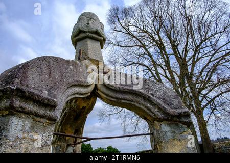 Brunnenmütze mit gotischem Trazerei in der Ruine des mittelalterlichen Schlosses Hohenurach, Bad Urach, Schwäbische Alb, Baden-Württemberg, Deutschland. Stockfoto