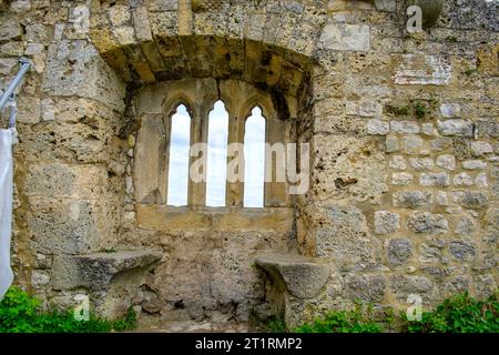 Gotische Tracierfenster in einem alten Wandfragment, mittelalterliche Burgruinen von Hohenurach, Bad Urach, Schwäbische Alb, Baden-Württemberg, Deutschland. Stockfoto