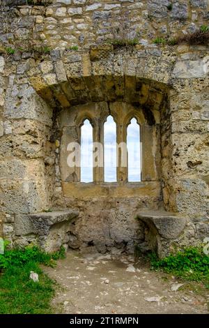 Gotische Tracierfenster in einem alten Wandfragment, mittelalterliche Burgruinen von Hohenurach, Bad Urach, Schwäbische Alb, Baden-Württemberg, Deutschland. Stockfoto