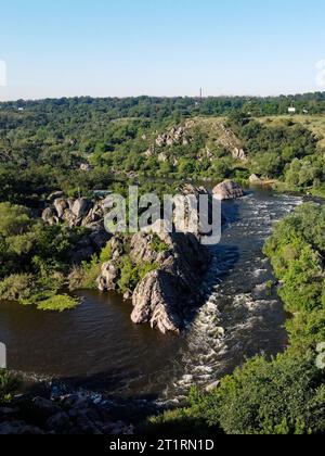 Eine Biegung des Southern Bug River namens Integral aus der Vogelperspektive. Ein malerischer Fluss inmitten des felsigen Geländes. Stockfoto