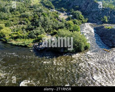 Eine Biegung des Southern Bug River namens Integral aus der Vogelperspektive. Ein malerischer Fluss inmitten des felsigen Geländes. Stockfoto