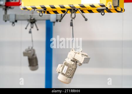 Automatisierte Produktionslinie für Elektromotoren im Werk Stockfoto