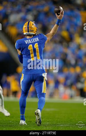 Pittsburgh, PA, USA. Oktober 2023. 14. Oktober 2023: Christian Veilleux #11 beim Spiel der University of Pittsburgh Panthers gegen University of Louisville Cardinals in Pittsburgh PA im Acrisure Stadium. Brook Ward/AMG (Credit Image: © AMG/AMG Via ZUMA Press Wire) NUR REDAKTIONELLE VERWENDUNG! Nicht für kommerzielle ZWECKE! Stockfoto