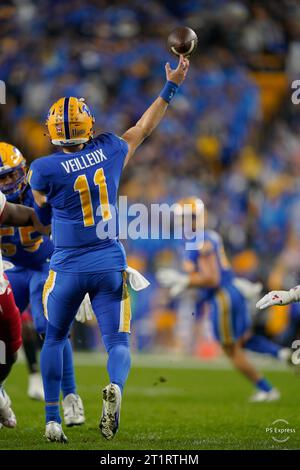 Pittsburgh, PA, USA. Oktober 2023. 14. Oktober 2023: Christian Veilleux #11 beim Spiel der University of Pittsburgh Panthers gegen University of Louisville Cardinals in Pittsburgh PA im Acrisure Stadium. Brook Ward/AMG (Credit Image: © AMG/AMG Via ZUMA Press Wire) NUR REDAKTIONELLE VERWENDUNG! Nicht für kommerzielle ZWECKE! Stockfoto