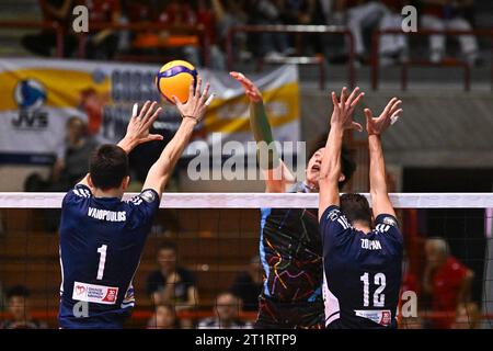 Jesi, Italien. Oktober 2023. Zentrale Spitze im Finale 3./4. Platz - Allianz Milano gegen Olympiakos Piräus, Volleyball Test Match in Jesi, Italien, 15. Oktober 2023 Credit: Independent Photo Agency/Alamy Live News Stockfoto