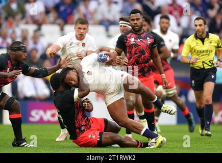 Der Engländer Manu Tuilagi wird im Viertelfinale der Rugby-Weltmeisterschaft 2023 im Stade Velodrome in Marseille, Frankreich, gegen Josua Tuisova angetreten. Bilddatum: Sonntag, 15. Oktober 2023. Stockfoto