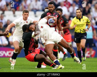 Der Engländer Manu Tuilagi wird im Viertelfinale der Rugby-Weltmeisterschaft 2023 im Stade Velodrome in Marseille, Frankreich, gegen Josua Tuisova angetreten. Bilddatum: Sonntag, 15. Oktober 2023. Stockfoto