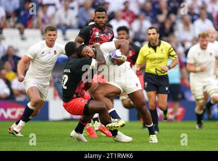 Der Engländer Manu Tuilagi wird im Viertelfinale der Rugby-Weltmeisterschaft 2023 im Stade Velodrome in Marseille, Frankreich, gegen Josua Tuisova angetreten. Bilddatum: Sonntag, 15. Oktober 2023. Stockfoto