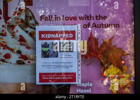 London, Großbritannien. Oktober 2023. Drei Männer und zwei kleine Kinder stellten entführte Plakate im Belsize Park in Nord-London auf. Sie bitten um Hilfe für die '200 unschuldigen Zivilisten, die von der Hamas entführt und in den Gazastreifen gebracht wurden. Guy Bell/Alamy Live News Stockfoto