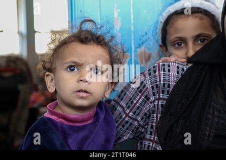 Gaza. Oktober 2023. Vertriebene palästinensische Kinder leben vorübergehend in einer Schule im südlichen Gazastreifen in Khan Younis, 15. Oktober 2023. Die Vereinten Nationen schätzten, dass mehr als eine halbe Million Menschen im Gazastreifen aus ihren Wohnhäusern vertrieben wurden, und stellten fest, dass das UN-Hilfswerk für Palästinaflüchtlinge etwa 64 Prozent der Vertriebenen in 102 Notunterkünften erhielt, mit Schwierigkeiten bei der Bereitstellung grundlegender Dienstleistungen. UM MIT "Hamas-Israel-Konflikt tritt in die zweite Woche ein, während er vor einer schweren humanitären Krise in Gaza warnt" Credit: Rizek Abdeljawad/Xinhua/Alamy Live News Stockfoto