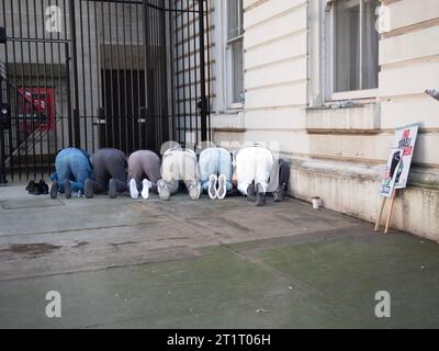 Pro-palästinensischer marsch in London, Großbritannien, bei der Demonstration der Palästinensischen Solidaritätskampagne, marschiert zum Protest gegen das israelische Palästinenserkonfikt über den Gazastreifen. Das Bild zeigt Männer, die während der Demonstration in der Nähe der Downing Street beten Stockfoto