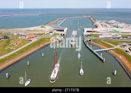 Luftaufnahme aus Schleusen bei Kornwerderzand am Afsluitdijk in den Niederlanden Stockfoto