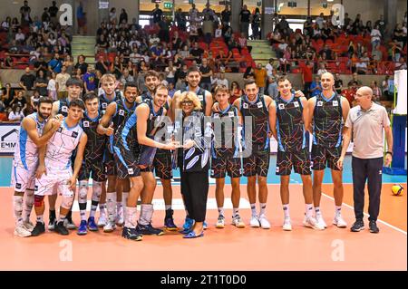 Jesi, Italien. Oktober 2023. Spieler des Allianz Milano Teams. Im Finale 3./4. Platz - Allianz Milano gegen Olympiakos Piräus, Volleyball Test Match in Jesi, Italien, 15. Oktober 2023 Credit: Independent Photo Agency/Alamy Live News Stockfoto