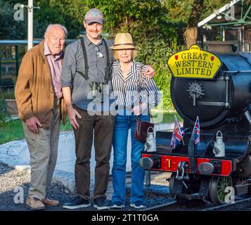 Die Legenden der Schauspielerinnen Timothy West, Prunella Scales und ihr Sohn Sam West bei einem Besuch der RH&DR mit ihrem speziell gefertigten Kopfteil Stockfoto