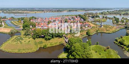 Luftpanorama aus der historischen Stadt Woudrichem am Fluss Merwede in den Niederlanden Stockfoto
